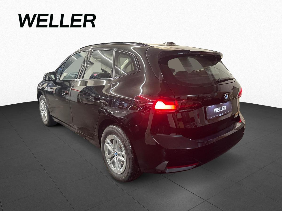 BMW 216i Active Tourer von hinten in Schwarz