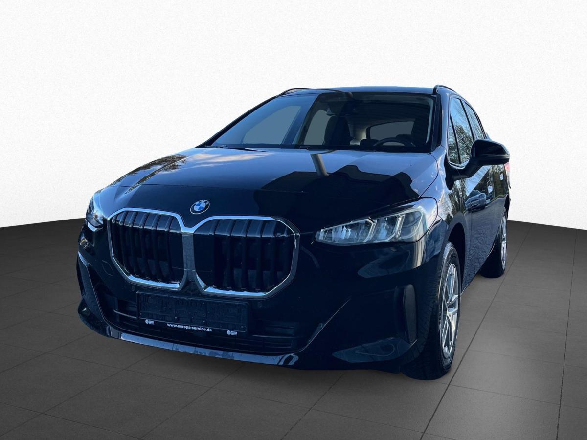 BMW 216i Active Tourer von vorne in Schwarz