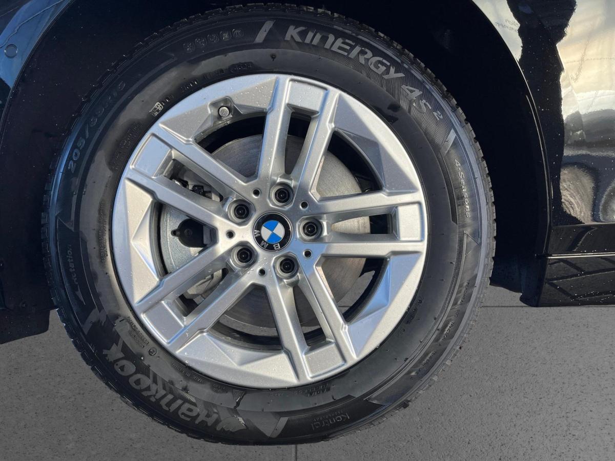 BMW 216i Active Tourer mit Detailansicht auf die Felgen