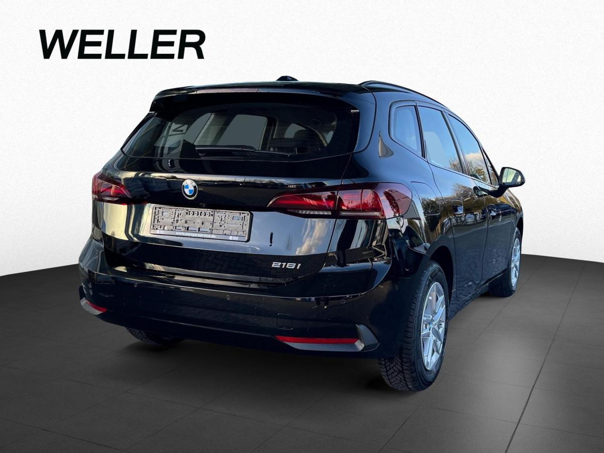 BMW 216i Active Tourer von hinten in Schwarz