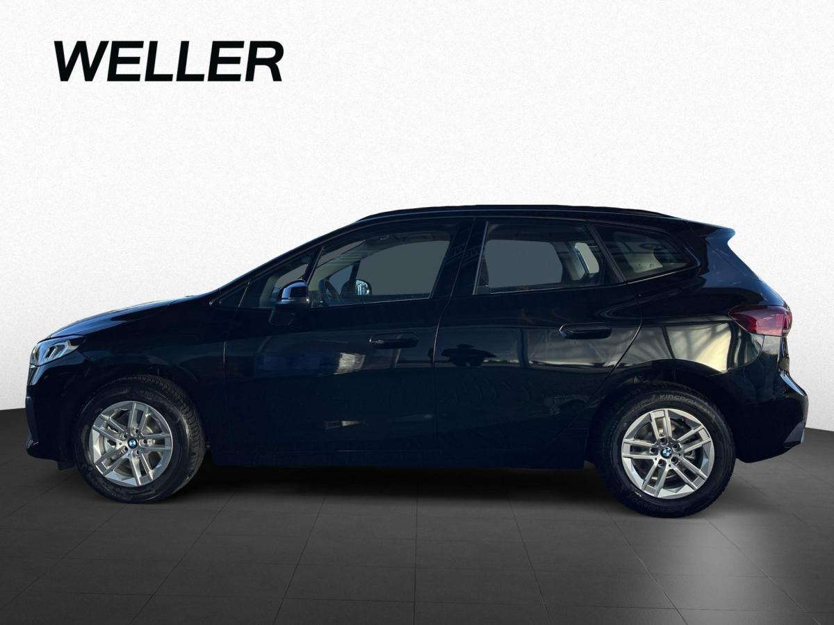BMW 216i Active Tourer von der Seite in Schwarz