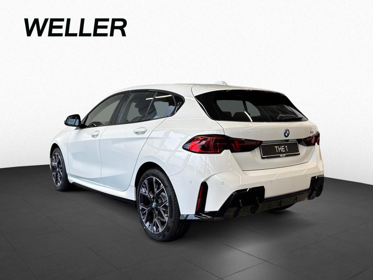 BMW 120 von hinten in Weiß