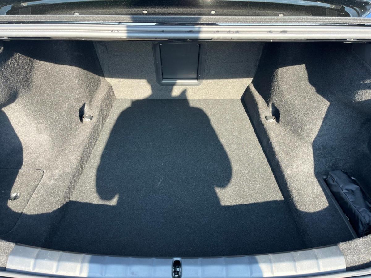 BMW 740d xDrive Limousine von hinten in Schwarz