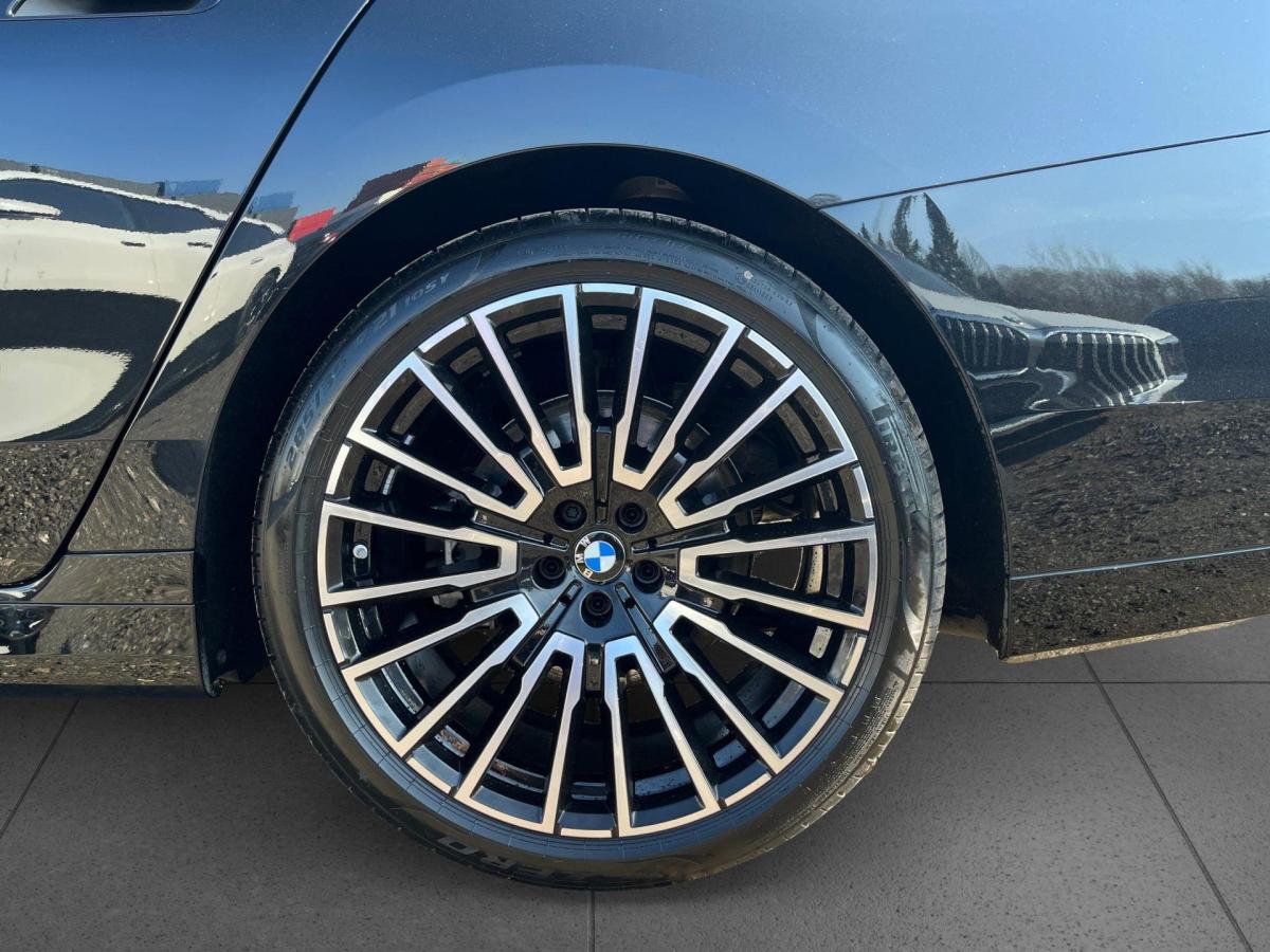 BMW 740d xDrive Limousine mit Detailansicht auf die Felgen