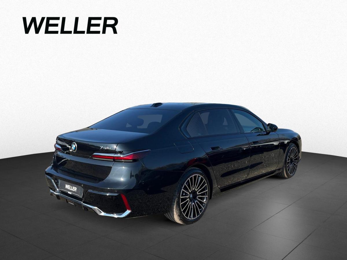 BMW 740d xDrive Limousine von hinten in Schwarz