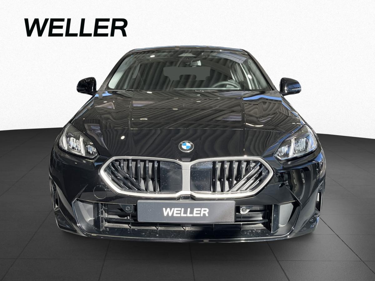 BMW 120 von vorne in Schwarz