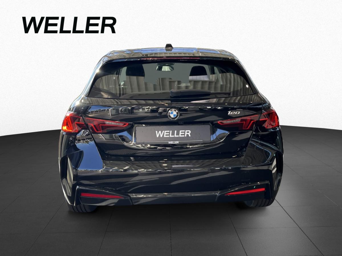 BMW 120 von hinten in Schwarz