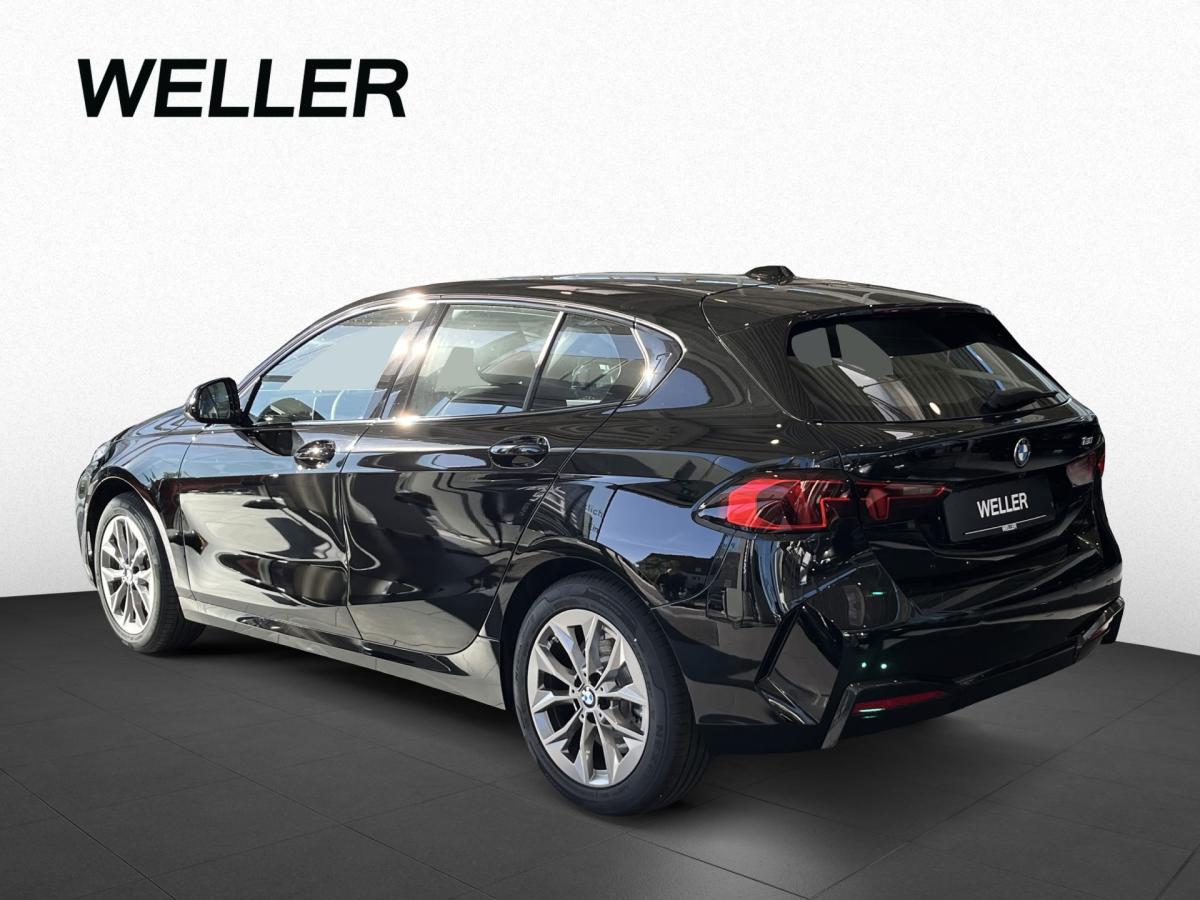 BMW 120 von hinten in Schwarz