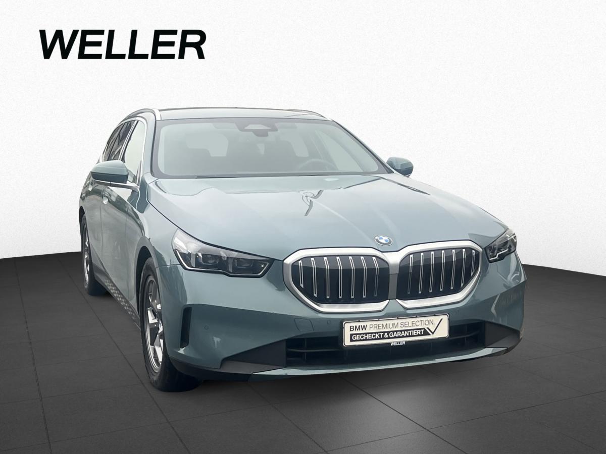 BMW 520d Touring von vorne in Grün