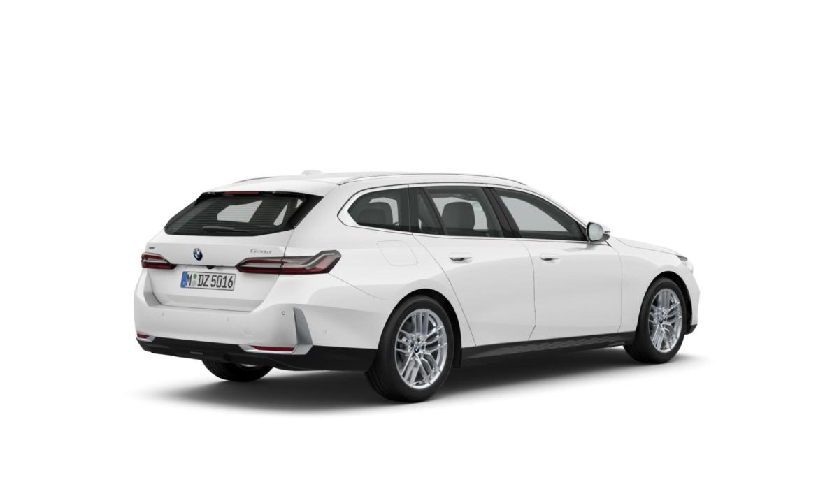 BMW 520d xDrive Touring von hinten in Weiß