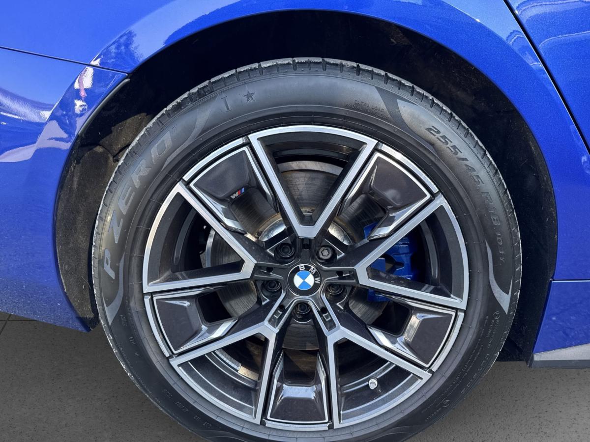 BMW i4 eDrive40 Gran Coupe mit Detailansicht auf die Felgen