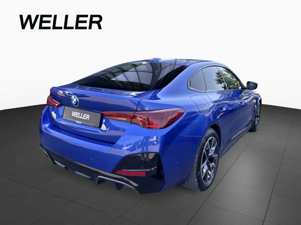 BMW i4 eDrive40 Gran Coupe von hinten in Blau