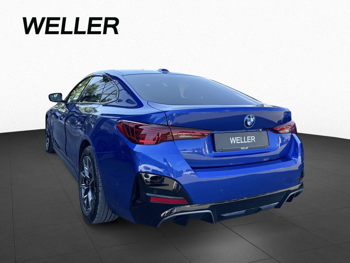 BMW i4 eDrive40 Gran Coupe von hinten in Blau