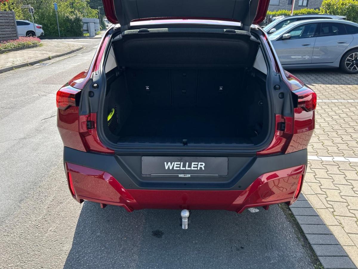 BMW iX2 xDrive30 von hinten in Rot