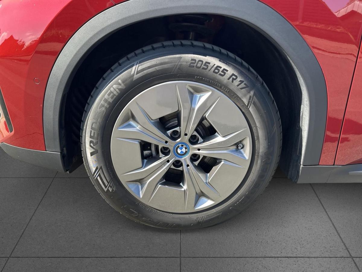 BMW iX2 xDrive30 mit Detailansicht auf die Felgen