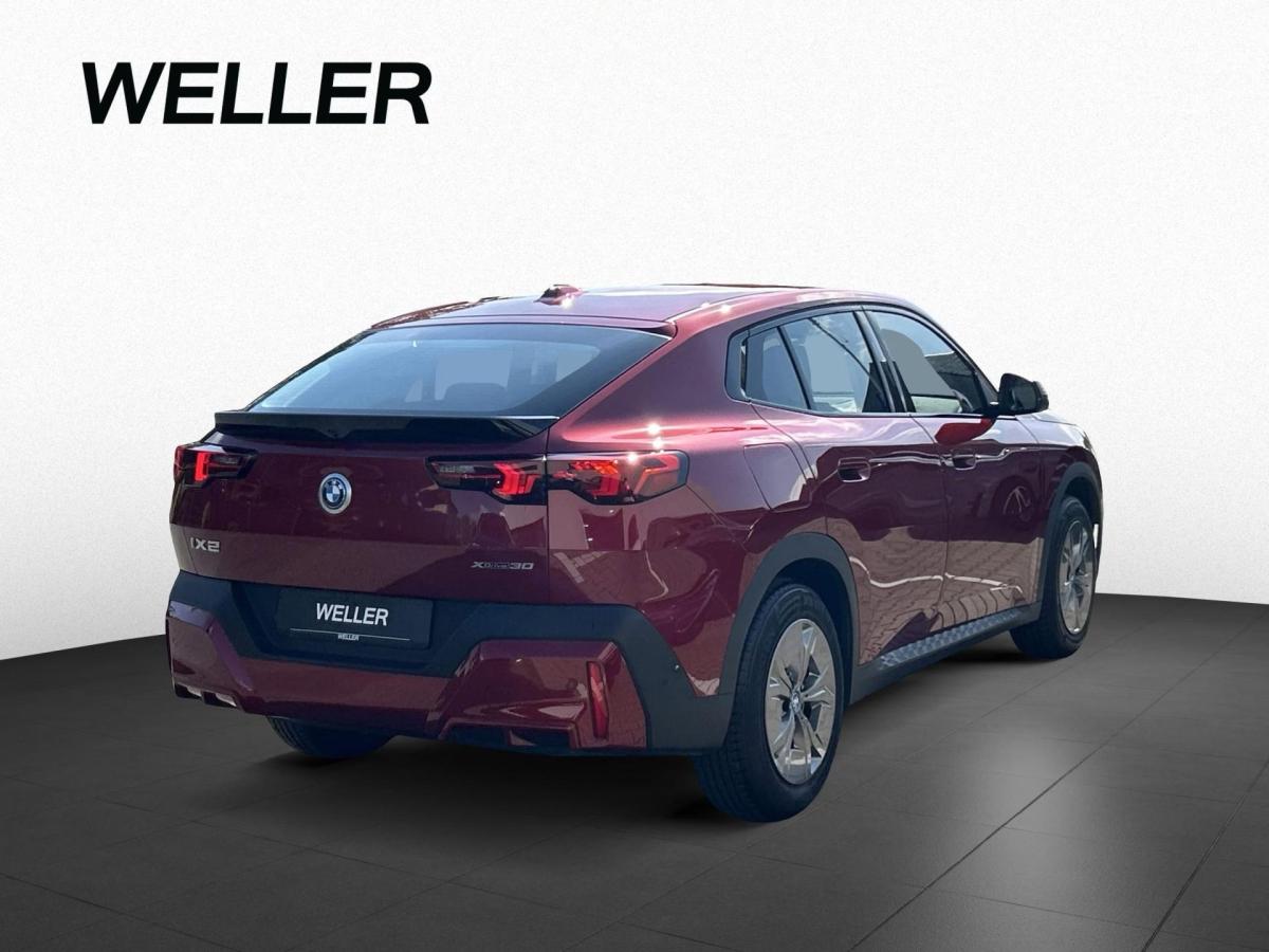 BMW iX2 xDrive30 von hinten in Rot