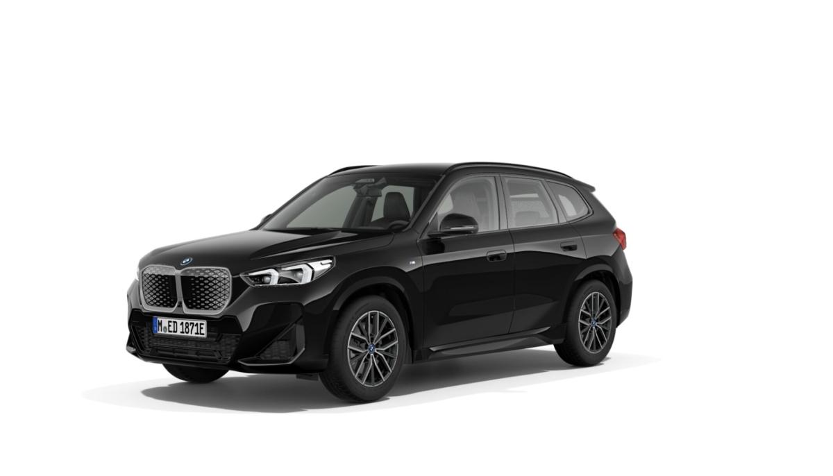 BMW iX1 eDrive20 von vorne in Schwarz