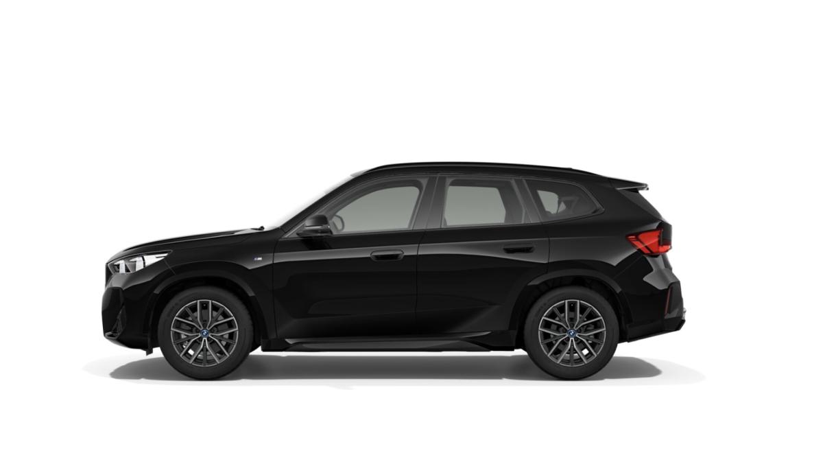 BMW iX1 eDrive20 von der Seite in Schwarz