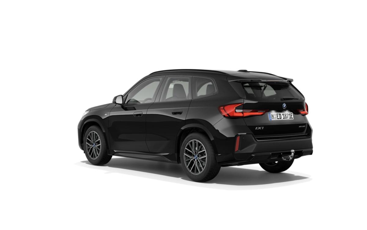 BMW iX1 eDrive20 von hinten in Schwarz