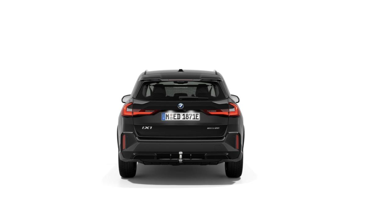 BMW iX1 eDrive20 von hinten in Schwarz