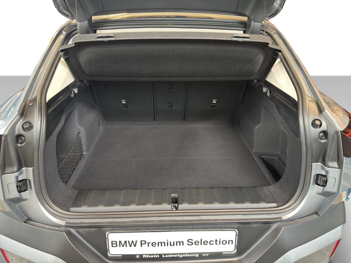 BMW X2 sDrive20d von hinten in Grau