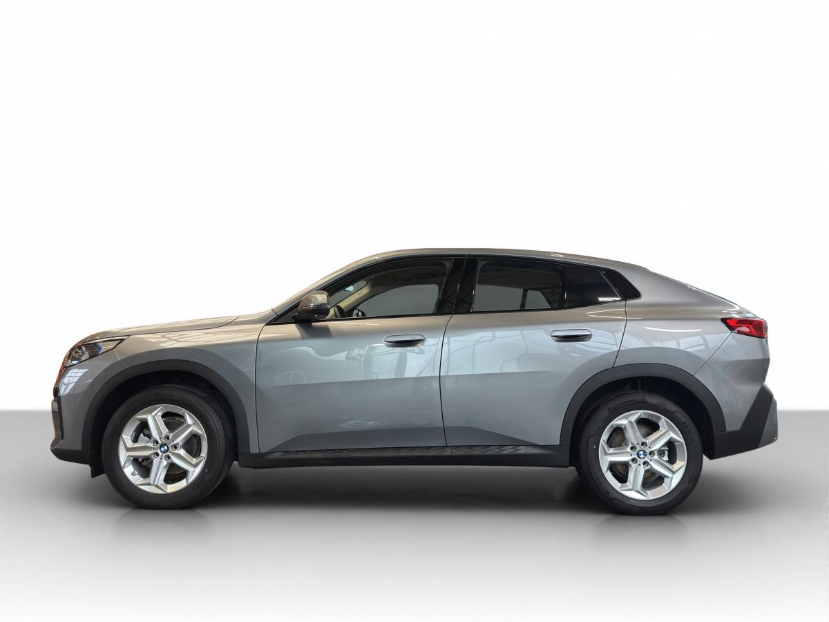 BMW X2 sDrive20d von der Seite in Grau