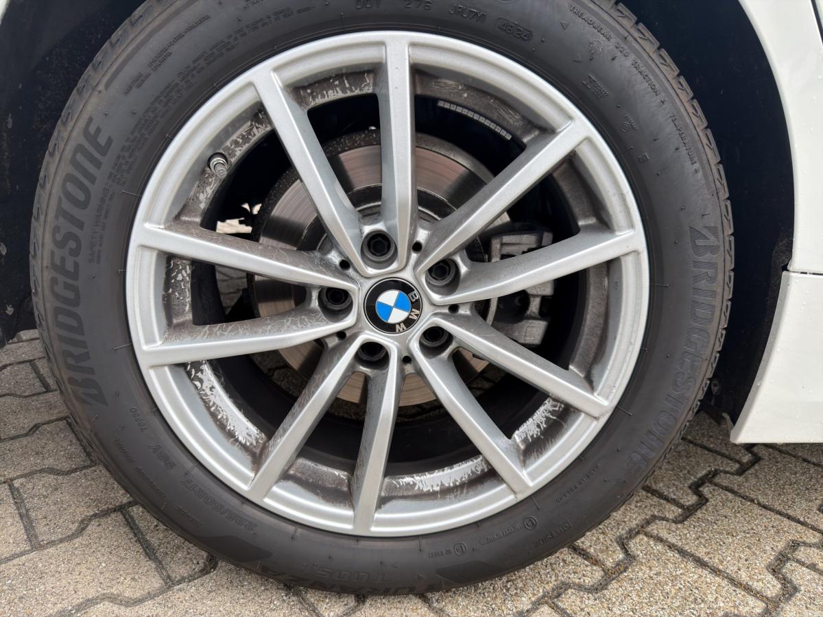 BMW 318i Touring mit Detailansicht auf die Felgen