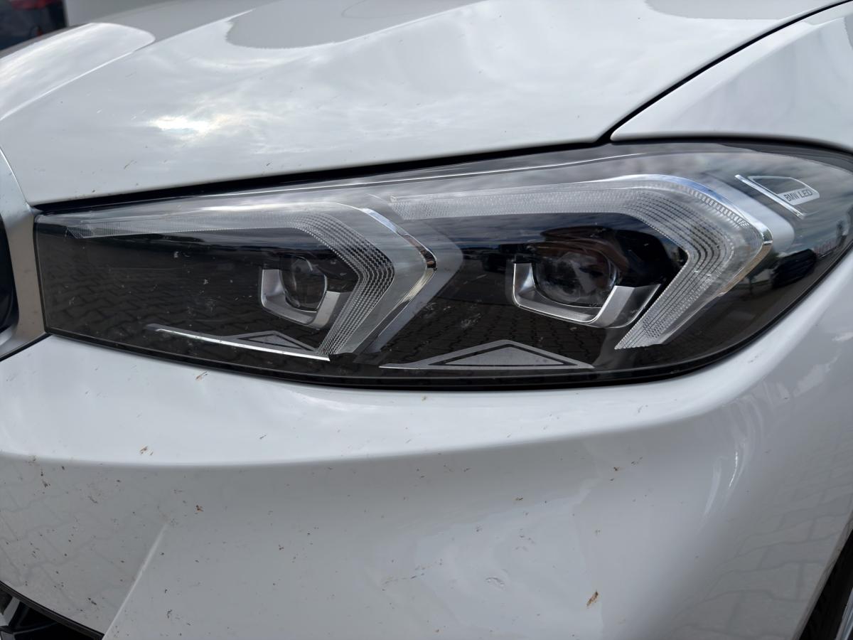 BMW 318i Touring von vorne in Weiß