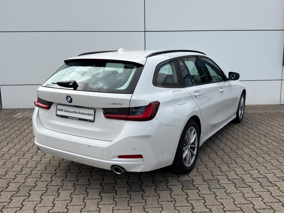 BMW 318i Touring von hinten in Weiß