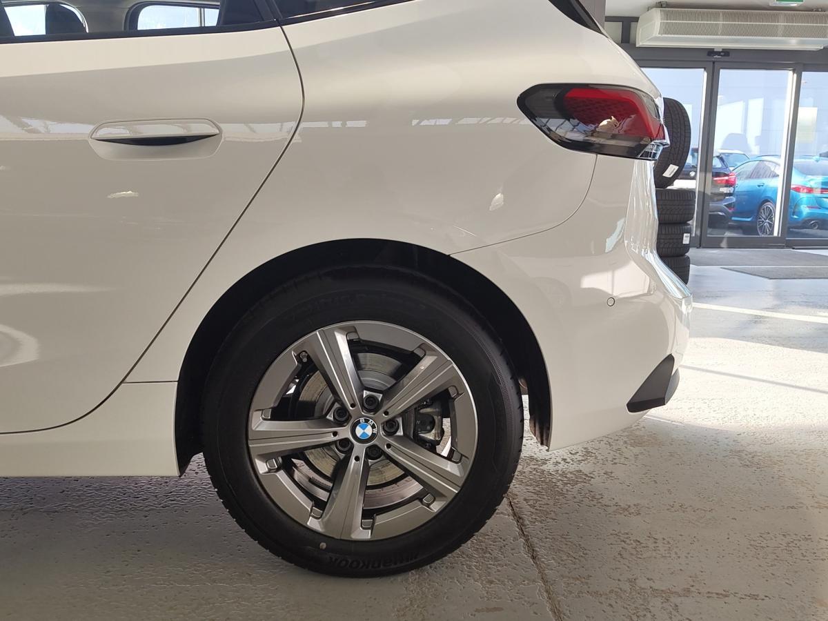 BMW 220i Active Tourer mit Detailansicht auf die Felgen