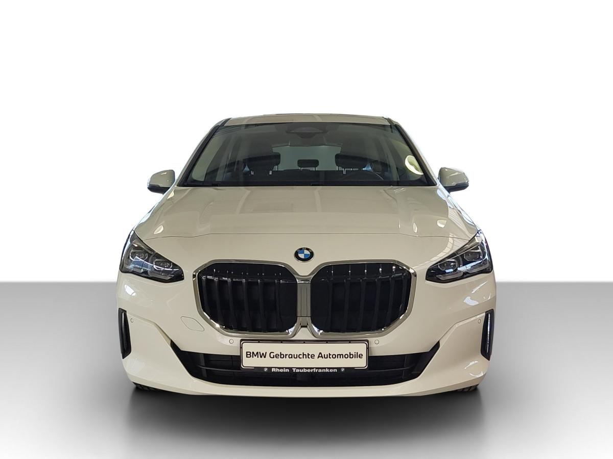 BMW 220i Active Tourer von vorne in Weiß