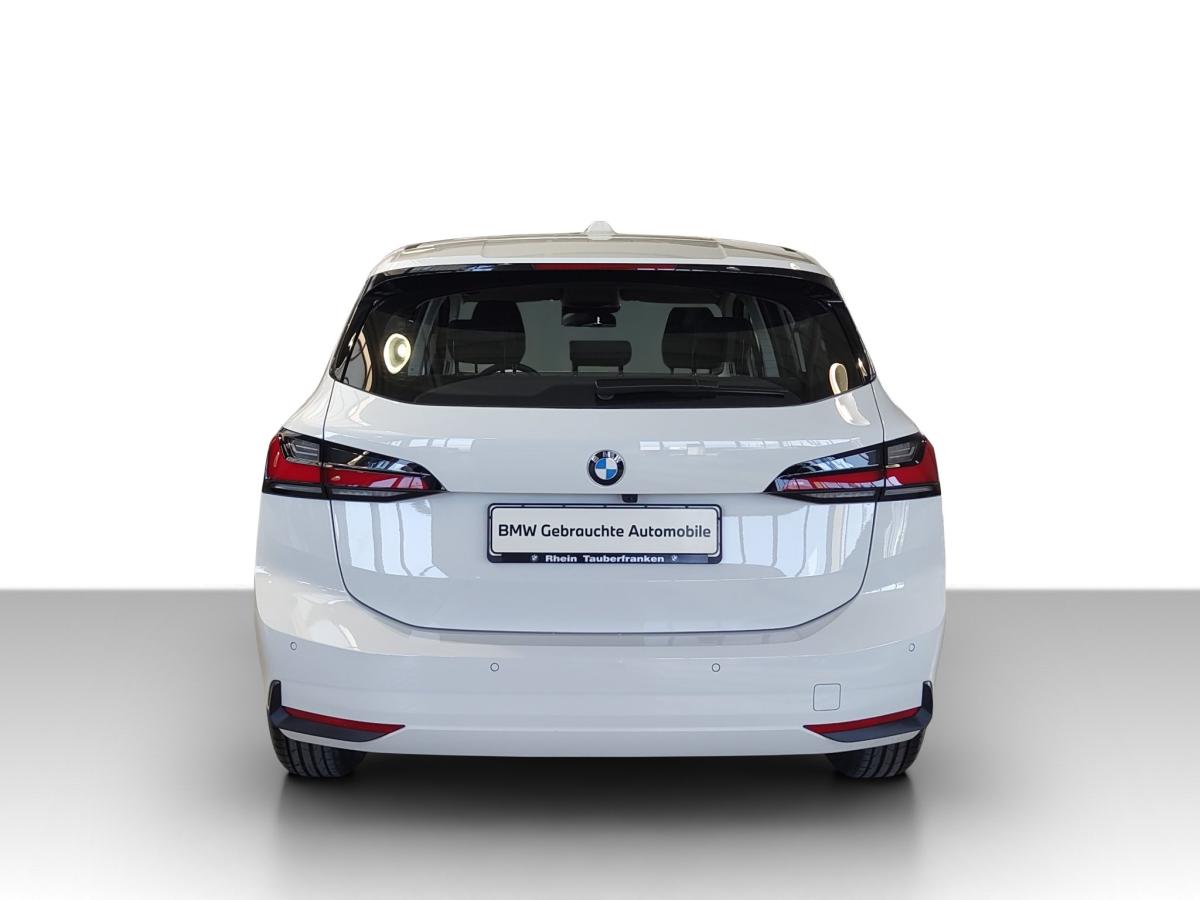 BMW 220i Active Tourer von hinten in Weiß