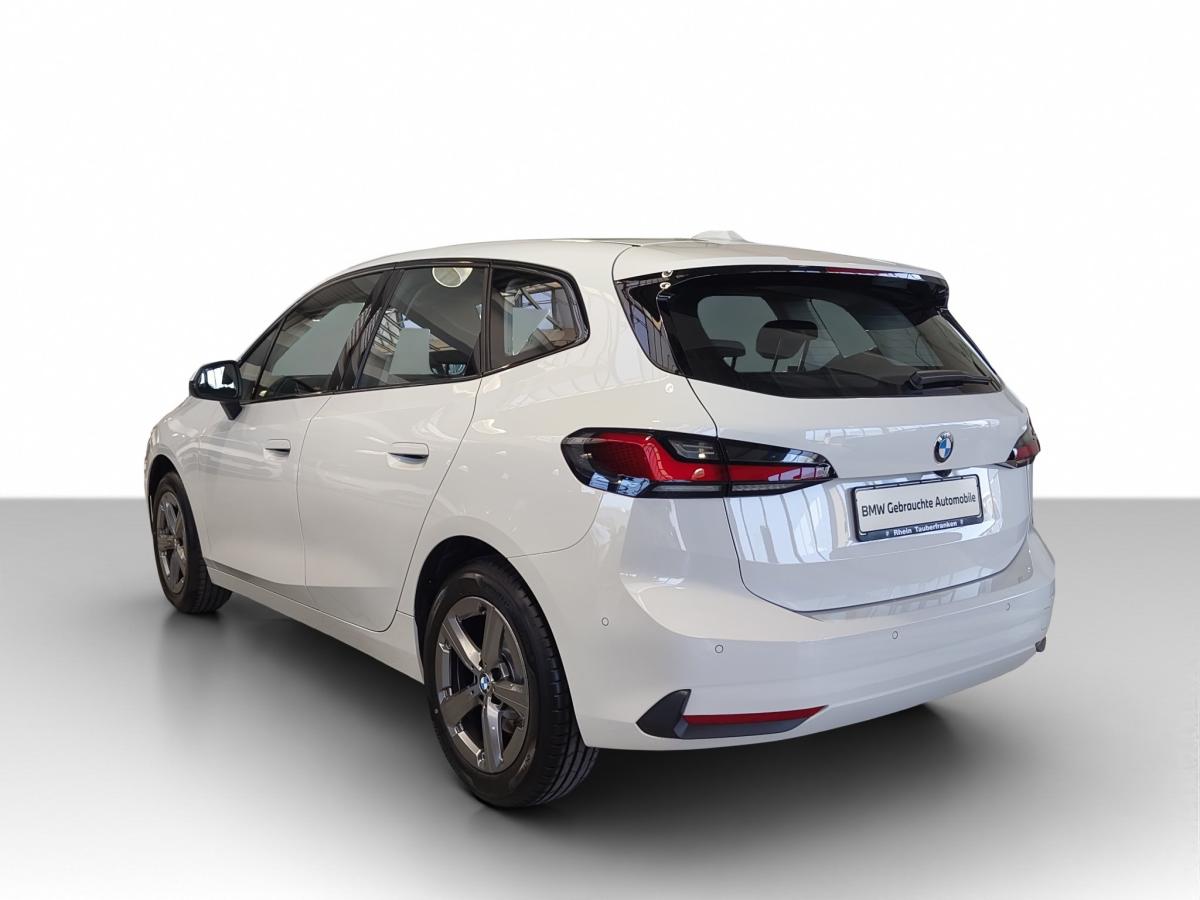 BMW 220i Active Tourer von hinten in Weiß