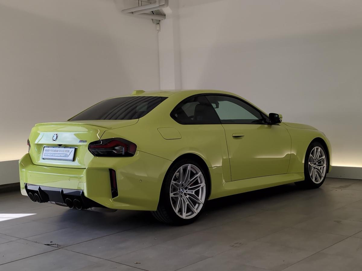 BMW M2 Coupe von der Seite in Gelb