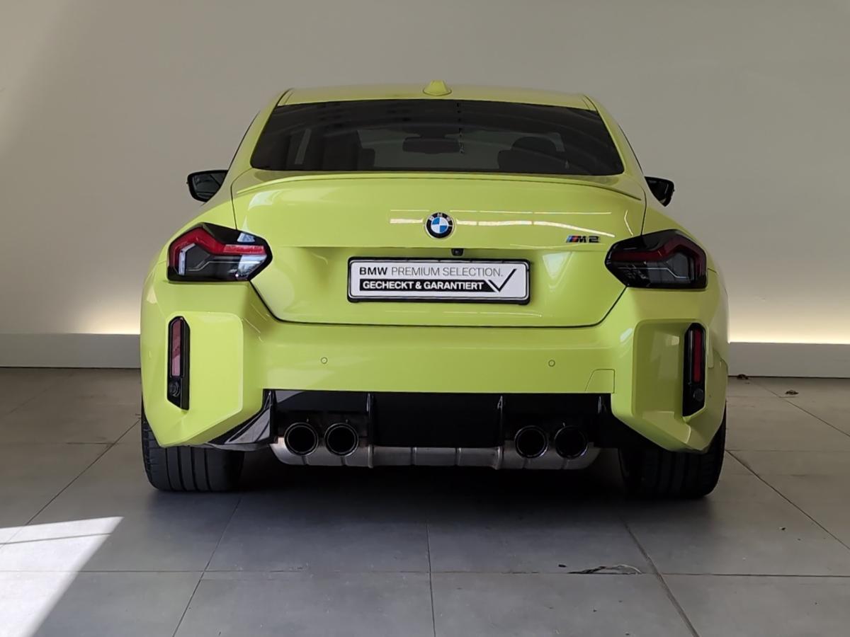 BMW M2 Coupe von hinten in Gelb
