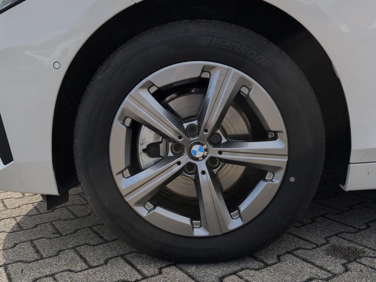 BMW 220i Active Tourer mit Detailansicht auf die Felgen
