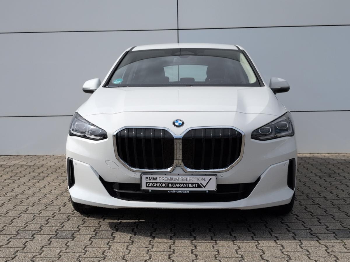 BMW 220i Active Tourer von vorne in Weiß