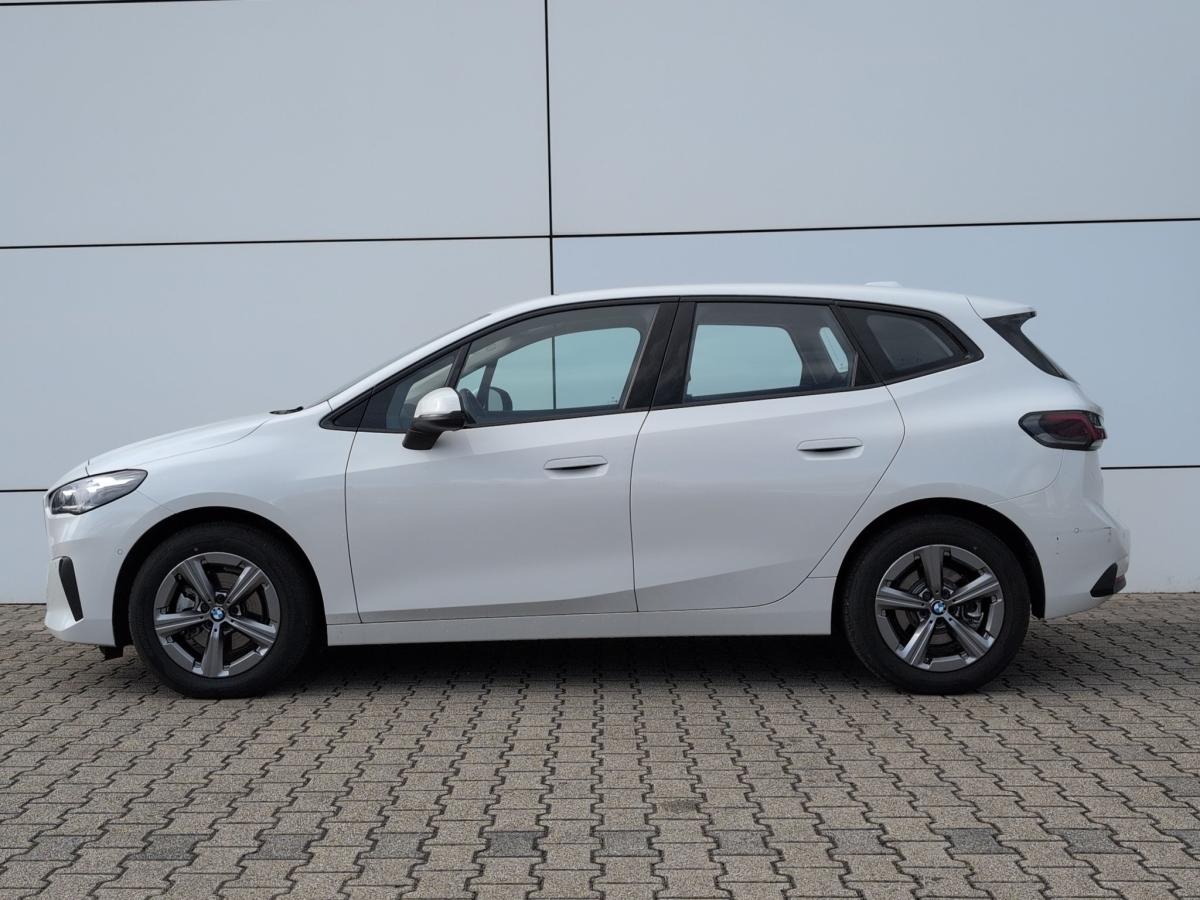 BMW 220i Active Tourer von der Seite in Weiß