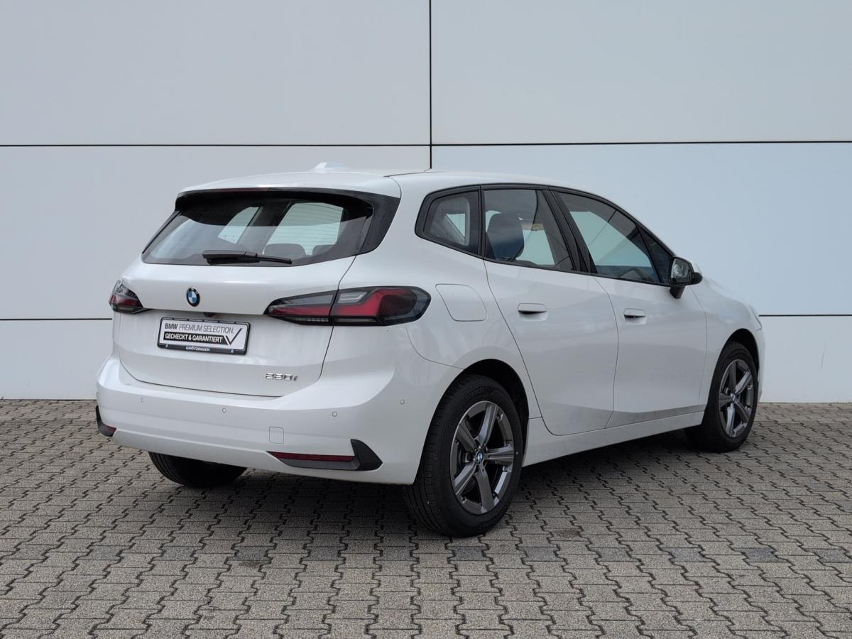 BMW 220i Active Tourer von hinten in Weiß
