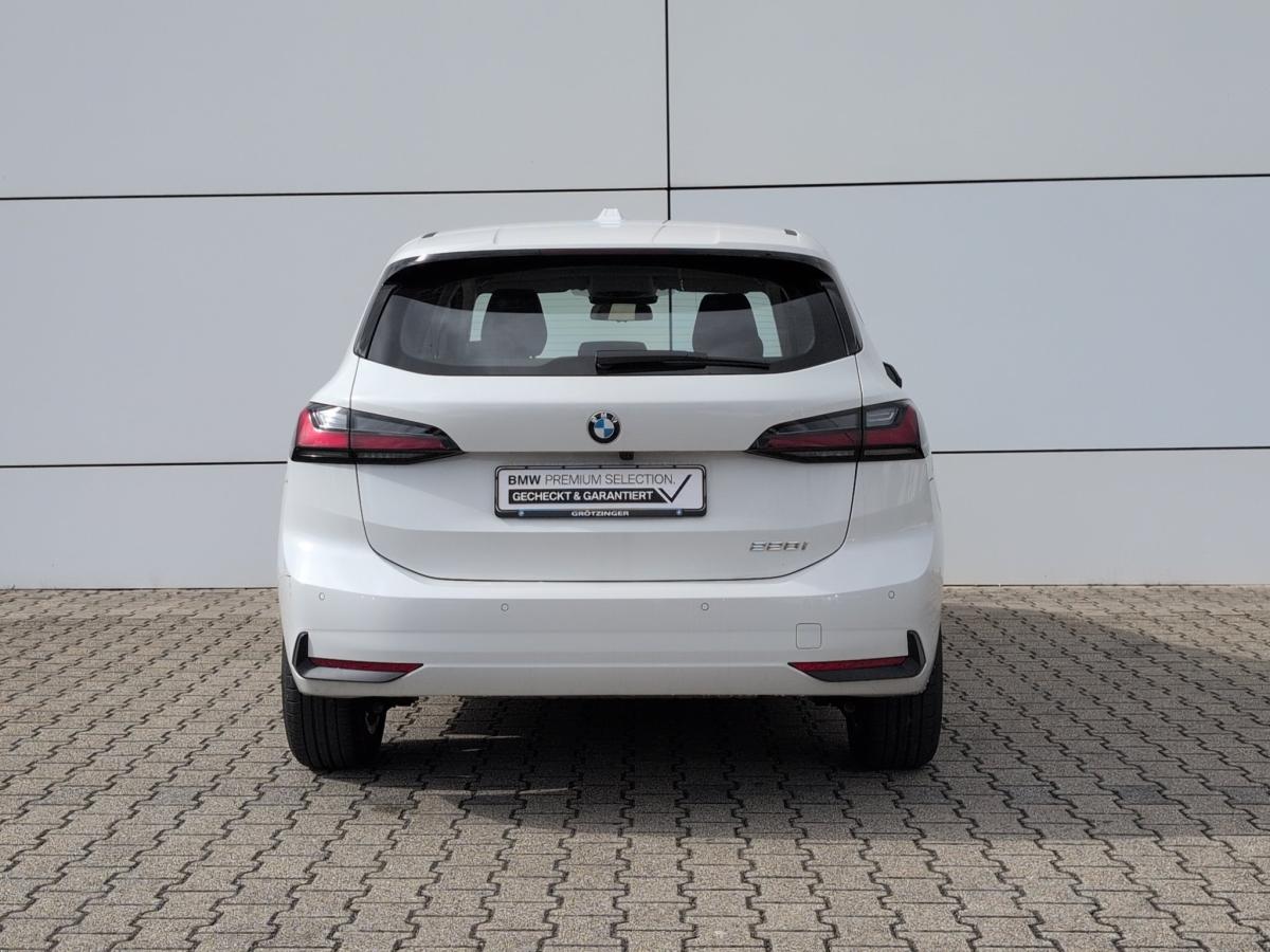 BMW 220i Active Tourer von hinten in Weiß