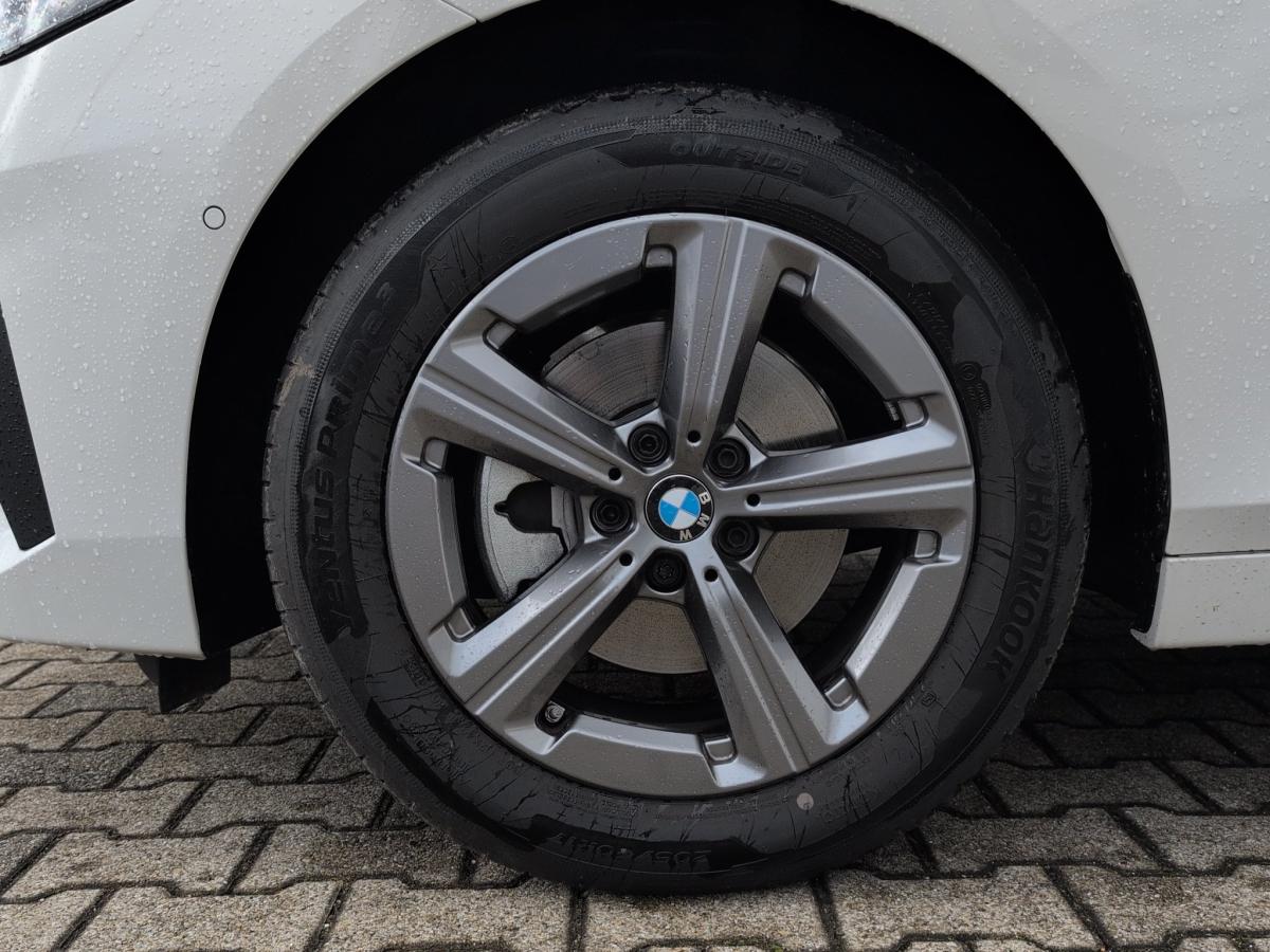 BMW 220i Active Tourer mit Detailansicht auf die Felgen