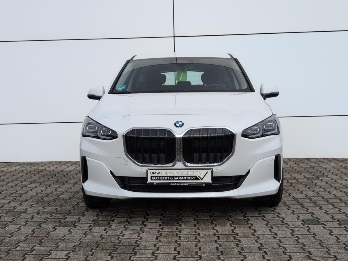 BMW 220i Active Tourer von vorne in Weiß