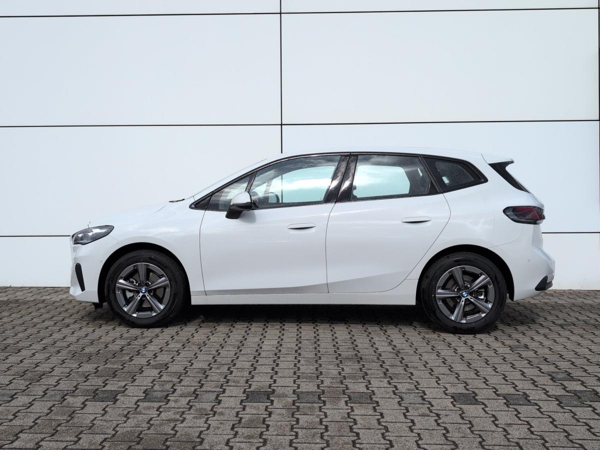 BMW 220i Active Tourer von der Seite in Weiß