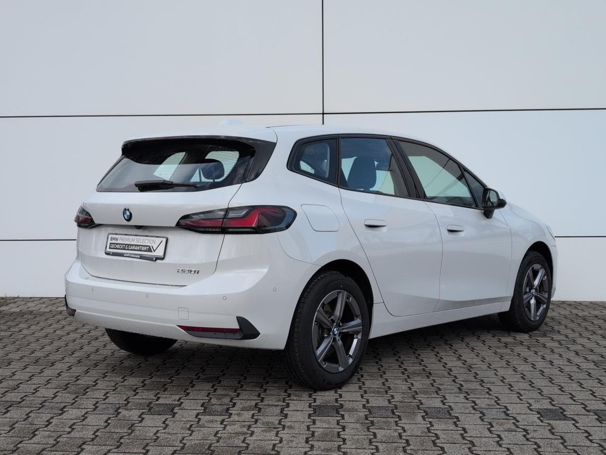 BMW 220i Active Tourer von hinten in Weiß
