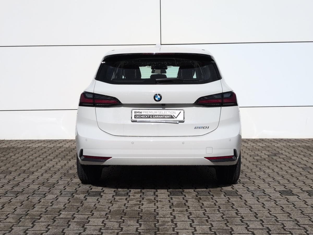 BMW 220i Active Tourer von hinten in Weiß