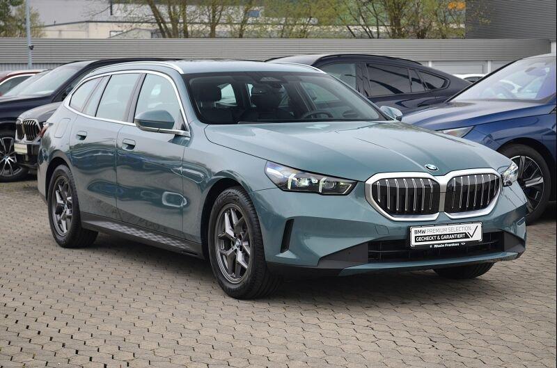 BMW 520d Touring von vorne in Grün