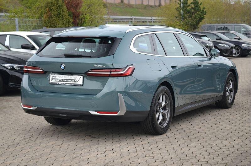 BMW 520d Touring von hinten in Grün