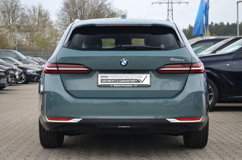 BMW 520d Touring von hinten in Grün