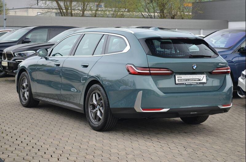 BMW 520d Touring von hinten in Grün