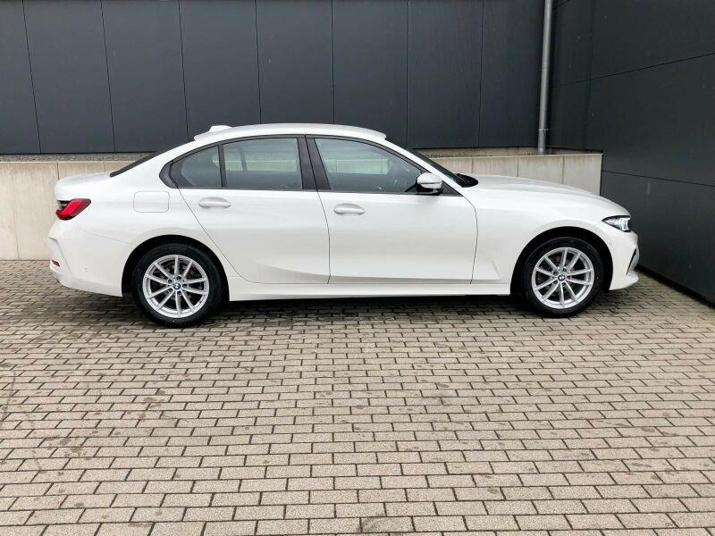 BMW 318i Limousine von der Seite in Weiß